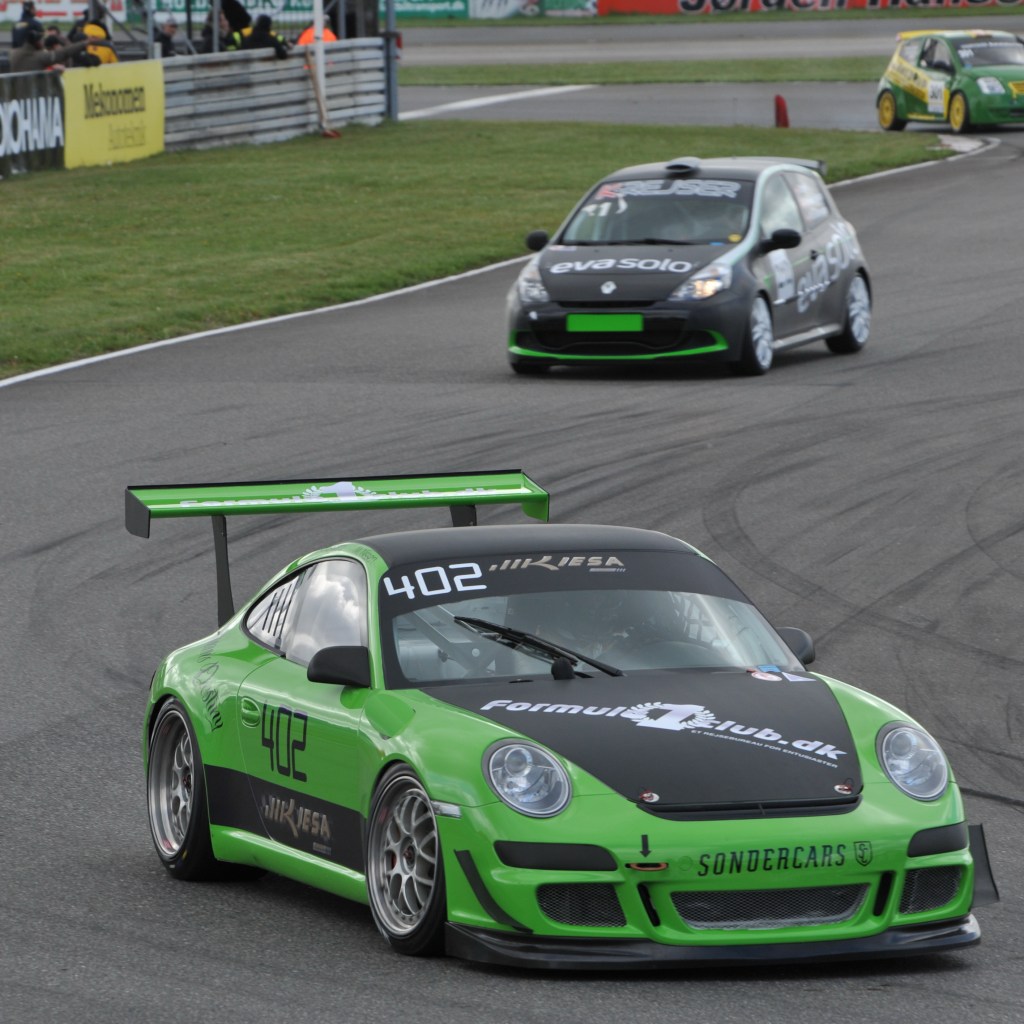 Tre af årets mange klassevindere i Danish Endurance Championship: Porschen (402) med Michael Nissen, der vandt sæsonpremieren, Jacob Kristensens og Jan Engelbrechts Renault Clio (210), der fører division 2 og distancemesterskabet, og HM Motorsports Citroën C2 (301), der har taget en løbssejr i division 3